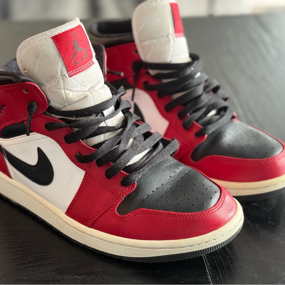 Men’s 9.5 Air Jordan 1 Mid ‘Chicago Black Toe’